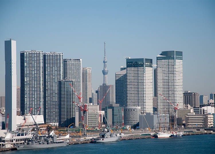 Tokyo Skytree, seen towering between tall buildings, boasts a much sleeker shape than Tokyo Tower. The light-up at night is also exceptionally beautiful.