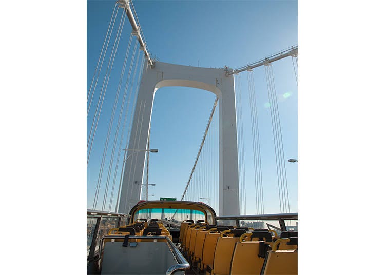 拱橋狀的彩虹大橋，巴士行駛在橋的前段，車身前半有些微坡度時即是最佳攝影timing！不必擔心會被其它車輛擋住視線