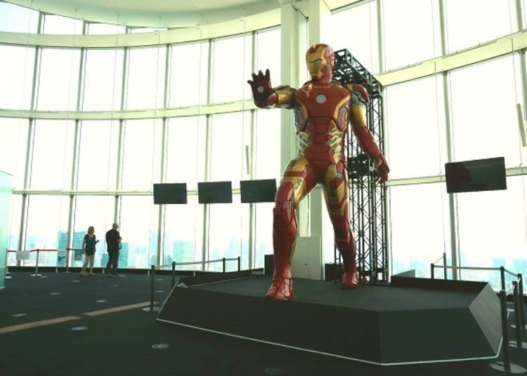 超過11公尺高的展館會場內擺放的巨型鋼鐵人，相當震撼