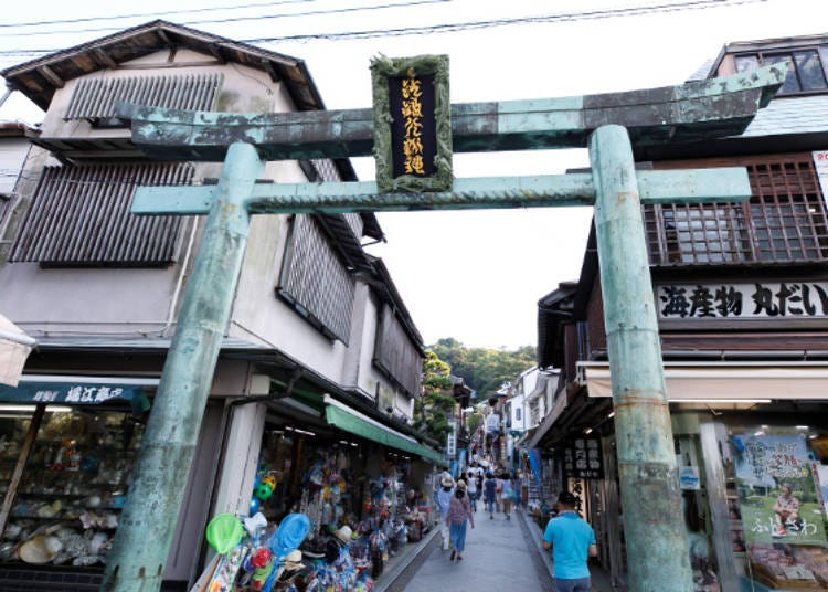 The large torii gate at the entrance of Enoshima Benzaiten Nakamise Street is designated as a cultural property.