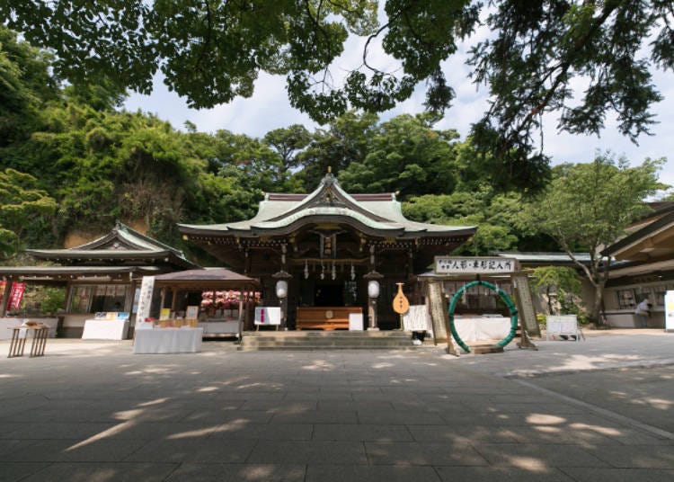 From here, you can overlook the hustle and bustle of Enoshima while relaxing in the shrine’s calm atmosphere.