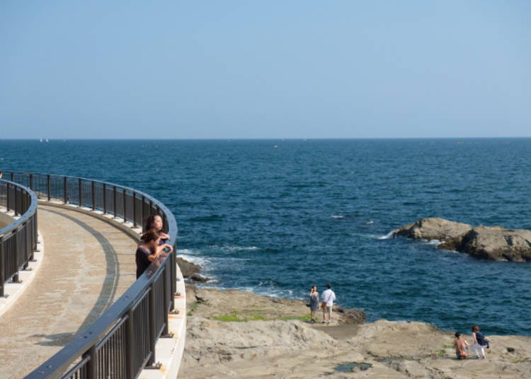 A pleasant sea breeze blows over Chigogafuchi and the pedestrian bridge,