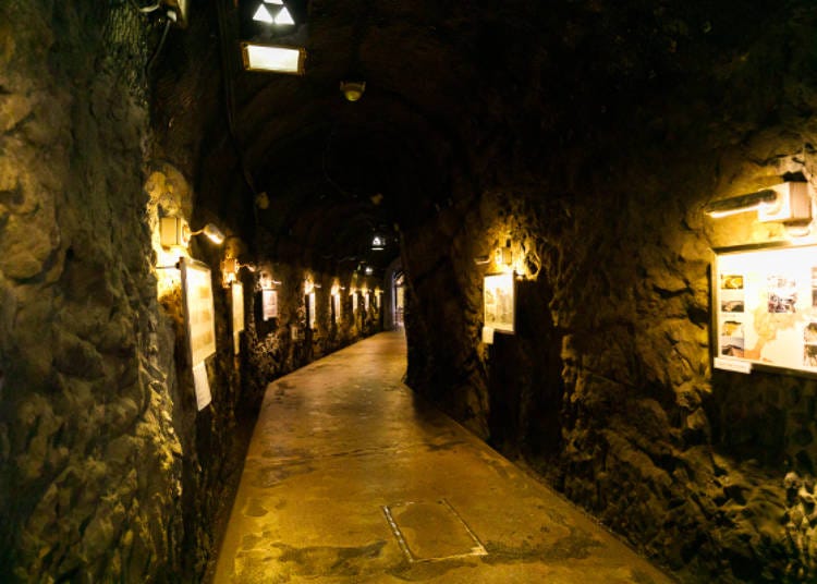 洞窟內的展示長廊，展示了岩屋的歷史等資料