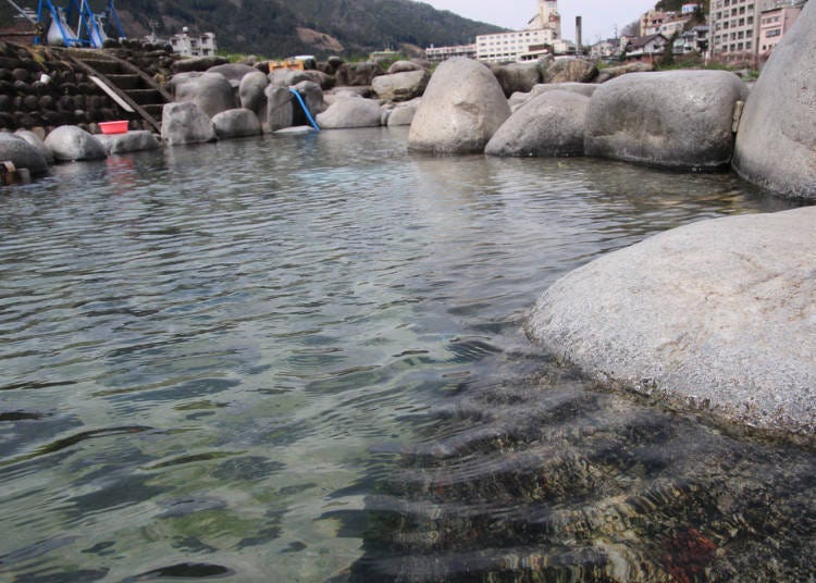 下呂溫泉的混浴露天浴池「噴泉池」，可著泳衣入湯或泡腳