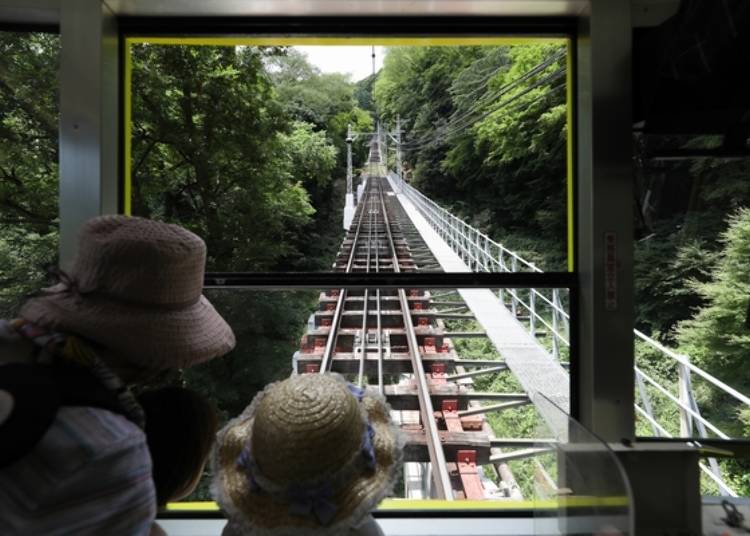 緩緩爬上日本最陡峭的地面纜車山坡。