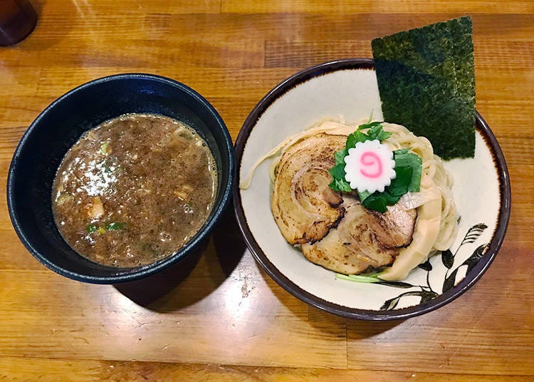 "Rich seafood tsukemen” (880 yen including tax) with 2 pieces of roasted pork.