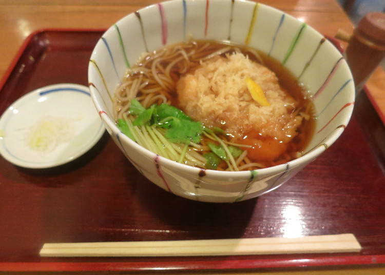 Caption: Shiba Ebi Kakiage [mixed vegetable and seafood tempura] Tempura Soba (1,700 yen including tax) has mitsuba [Japanese honewort] in it.