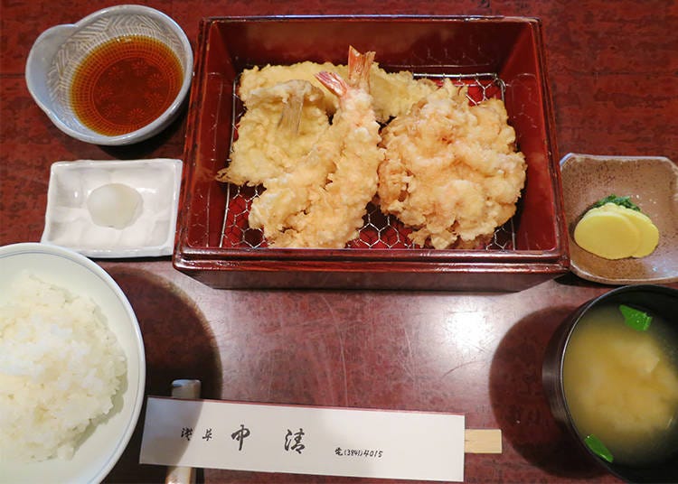 The “Tempura Set Meal” for 3,000 yen with two Japanese tiger prawns, whiting, conger eel, and “kaki-age,” a tangle of seafood.