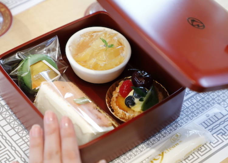 Here’s what’s inside the sweets box: a peach jelly dessert (upper right), a tarte with seasonal fruits (lower right), a strawberry chiffon cake (lower left), and a seasonal macaron with matcha (upper left). This dessert selection changes by season.