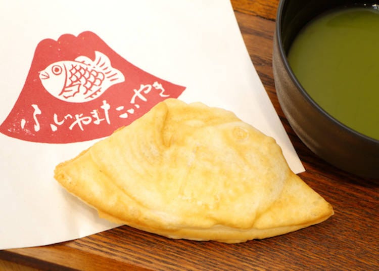 The “taiyaki” pancakes are filled with either sweet bean paste, cream, or chocolate. Seasonal varieties might also be available!