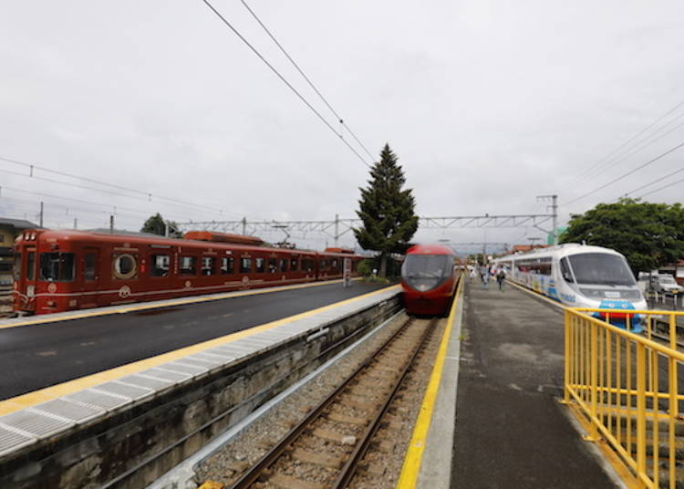 富士急行線的觀光列車同時出現在車站裡。