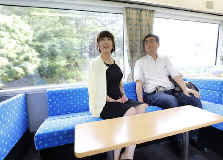 富士山特急列車內的展望車廂，可以從展望席上眺望周遭景色