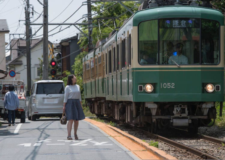 Enoden trains are on the street within touching distance, so pay attention to your own safety when walking around. From time to time, the train passes by, this feeling is super fresh!