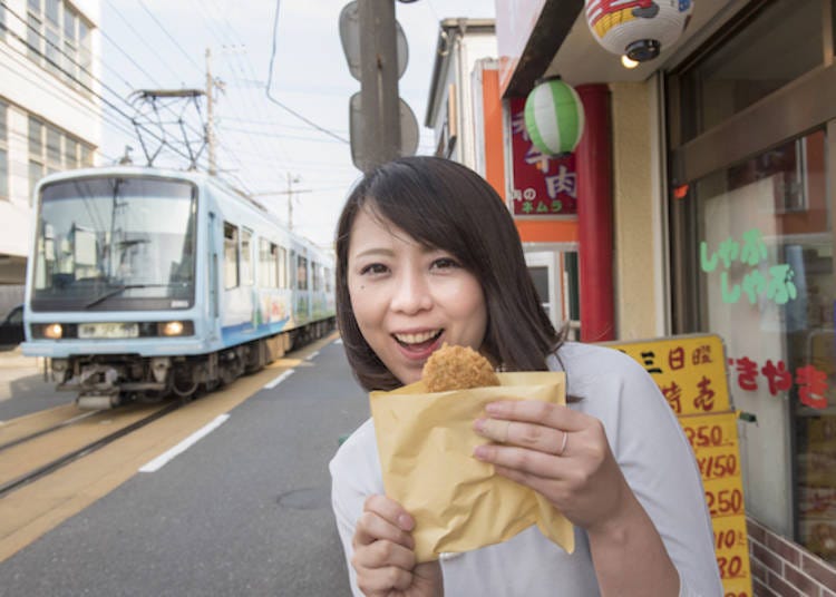 Enjoy a snack while watching the train!