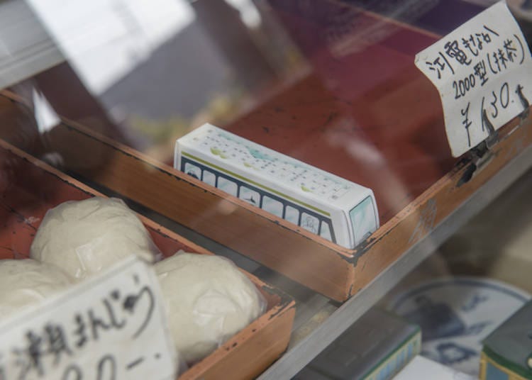 裝在電車造型紙盒裡的「江之電最中餅」，照片中這款是新型2000形的抹茶口味（130日圓）