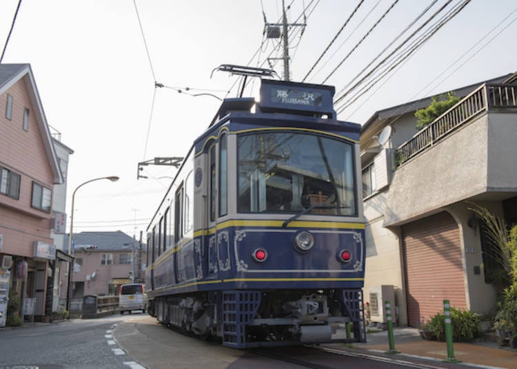 行駛在路上的江之電「懷舊電車」