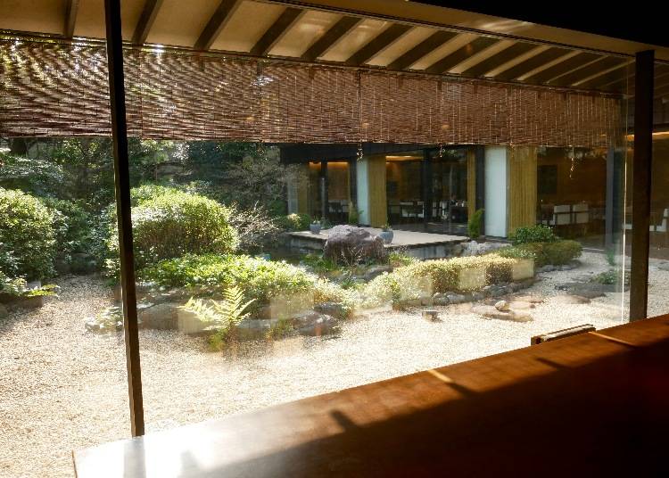 坐在隈研吾打造的用餐空間 欣賞美麗日式庭園