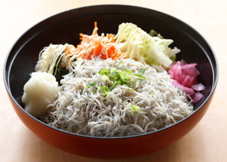 除了魩仔魚之外，還有胡蘿蔔、萵苣、海藻等生菜鋪在上層，感覺像在吃沙拉一般的「釜揚げしらす丼（水煮魩仔魚丼）」
