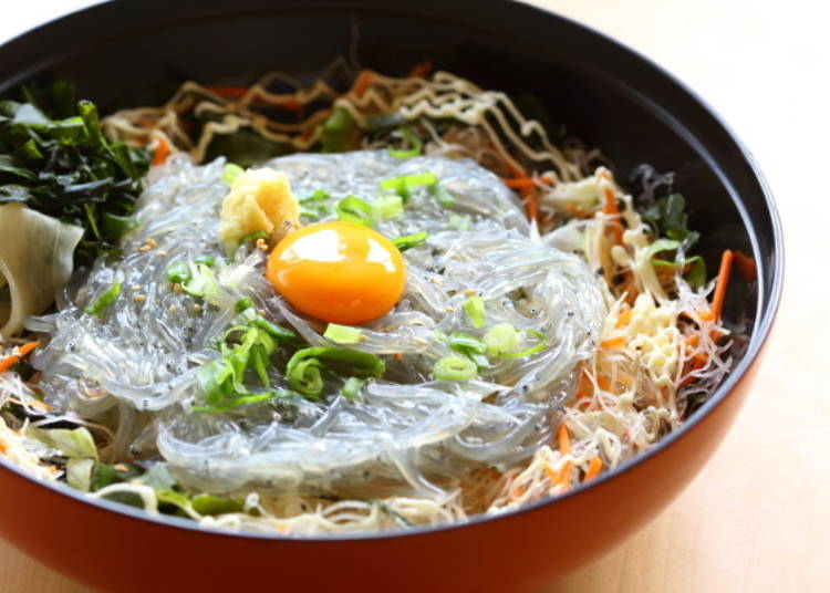 湘南海岸名產「生しらす丼（生魩仔魚丼）」（890日圓）