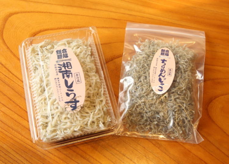 左：「水煮魩仔魚（釜揚げしらす）（600日圓）」、右：「小魚山椒（ちりめんじゃこ）」（80g／550日圓）