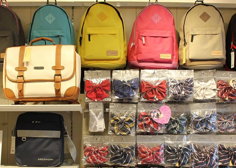 The Japanese school uniform shop also offers bags, ribbons, and all sorts of other accessories. The most popular item right now is the white bag on the left (Lycee Sac, 14,000 yen, tax excluded). “In the smartphone era, backpacks that keep both hands free have been popular for several years now.”