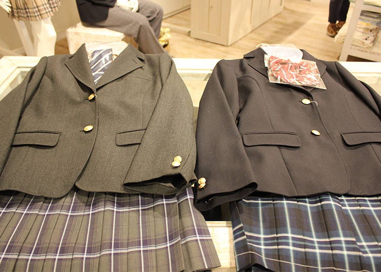 The entire outfit with shirt, ribbon, jacket, and skirt is available from around 37.400 yen (tax excluded).
