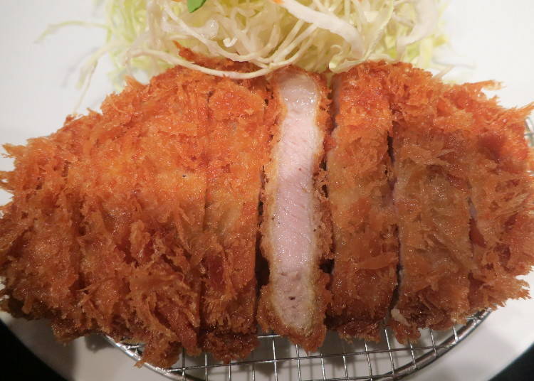 This is the 100g serving. For big eaters, we recommend the “Tonkatsu Jō-Roast” (160g) for 1,900 yen. Next to “roast,” the lighter “hire” (fillet) is also available.