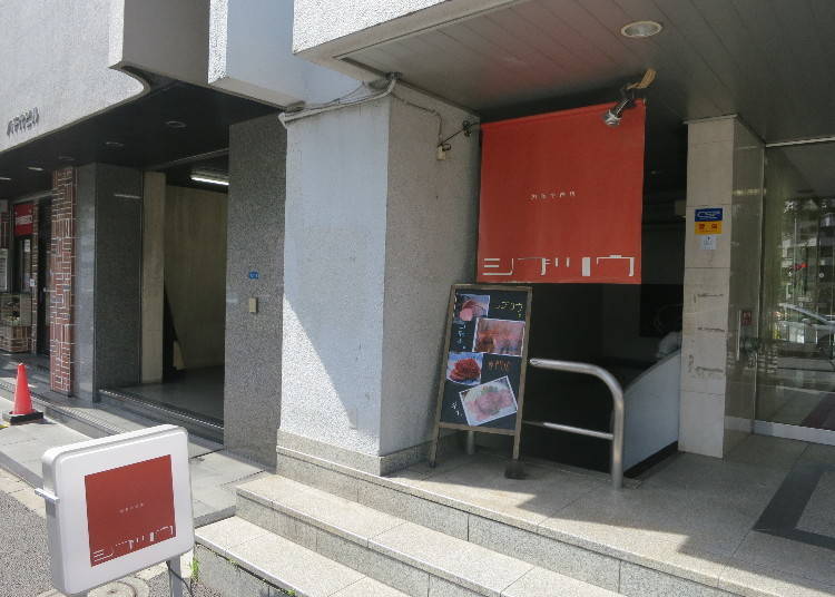 醒目的紅色招牌，「SHIBUTSUU」位在地下一樓，小心不要走過頭囉！