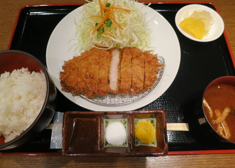 「炸豬排　里肌肉」（1400日圓），附有高麗菜絲、白飯、味噌湯、醬菜