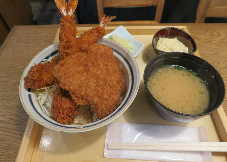 「AIMORI蓋飯」（980日圓），搭配味噌湯、醬菜、還有炸蝦用的塔塔醬