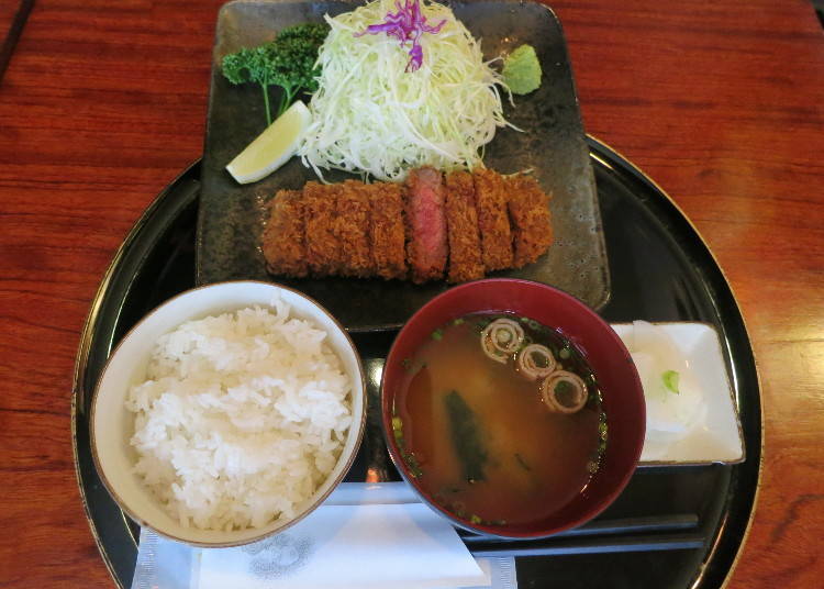 「炸牛排定食」（1200日圓），另有多加了「山藥泥」「溫泉蛋」套餐為1400日圓
