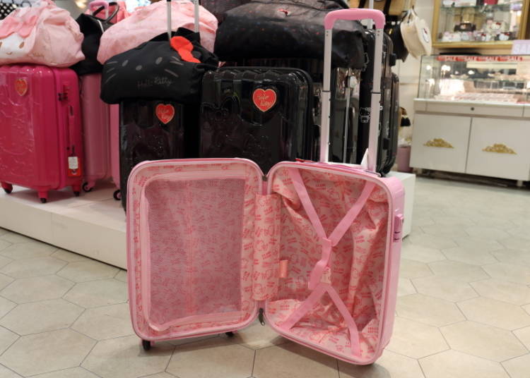 A fun, eye-catching mesh adorns the inside of the suitcase and even features a handy partition.