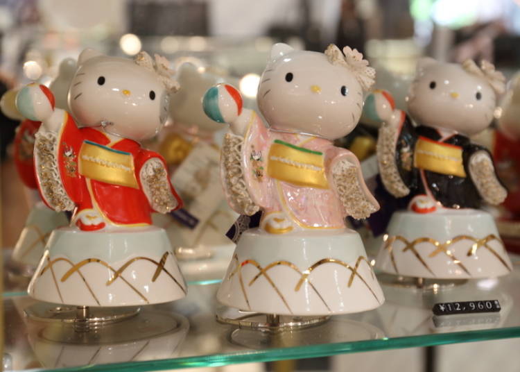 The luxurious music box with a Hello Kitty pottery doll is representative of Japanese aesthetics.