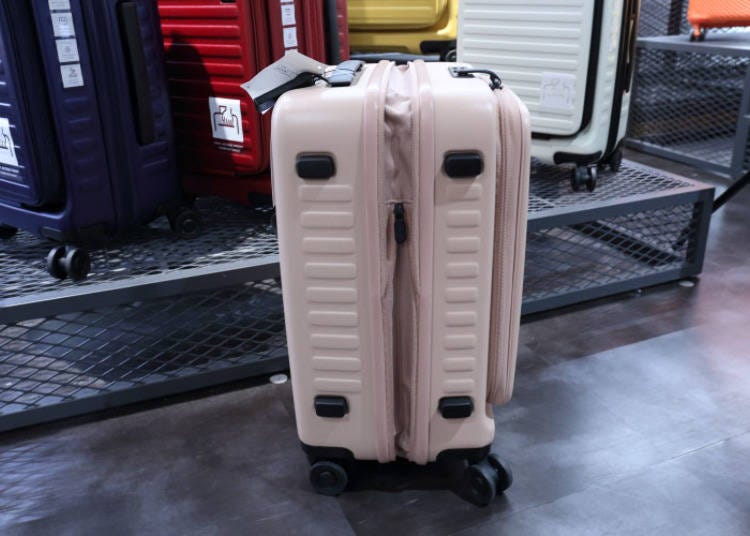 The zipper in the middle expands the suitcase further. The rubber knobs on the side ensure that the suitcase stands properly in every position.