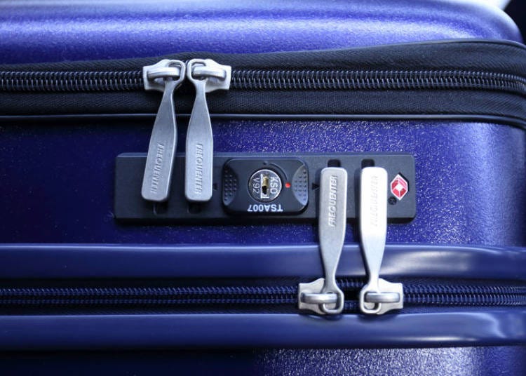 Opened and closed with a zipper, featuring a mechanism that locks them in place. It also comes with a TSA lock.