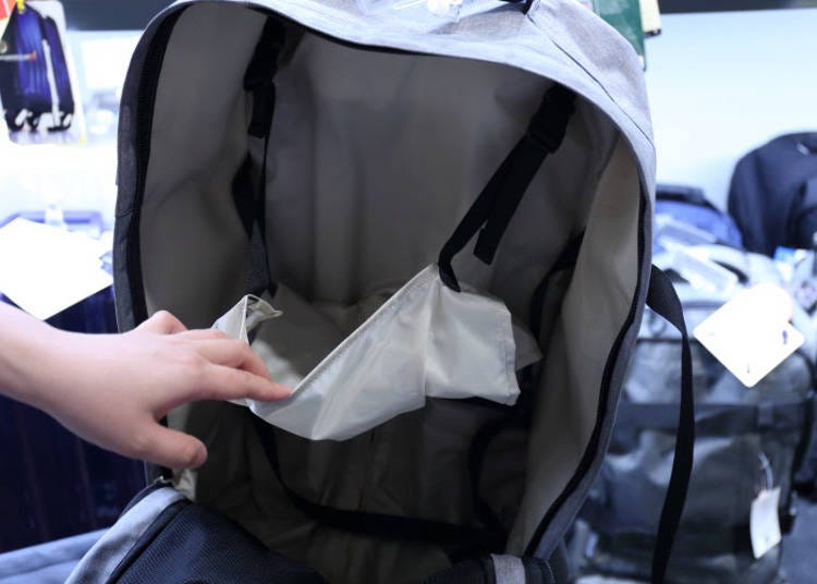 The partition cloth inside the bag. Putting heavy things in the top compartment will make them easier to carry.