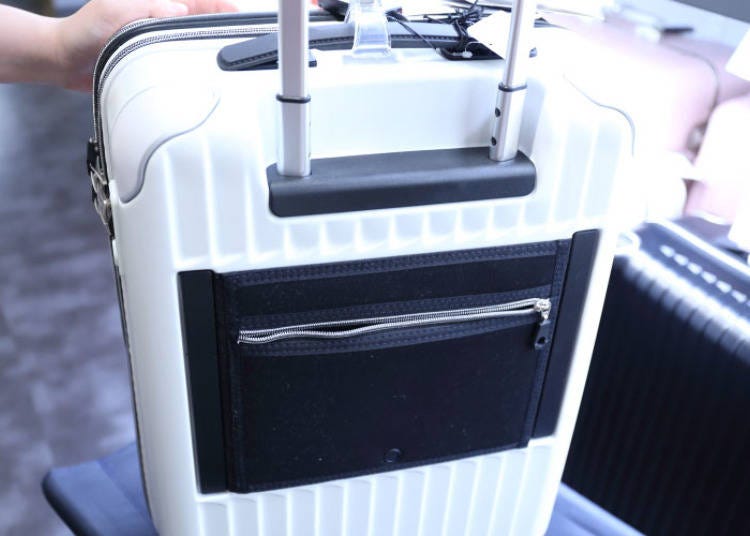 The front-open suitcase has a slim pocket for passports, tickets, and so on.