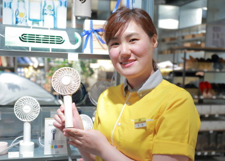 Compact Fan Perfect for Use in the Office: “Rechargeable Handy Fan (with aroma tray)” 2,300 yen