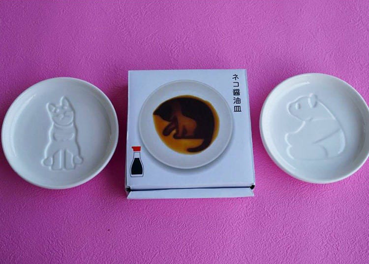 By Alta/From left to right: Dog saucer (Suwaru/“Sit”); cat saucer (Korogasu/”roll a ball”); Panda saucer (Miageru/”look up”)/ Dimensions: 10x10x2.5 cm / 410 yen (tax included)