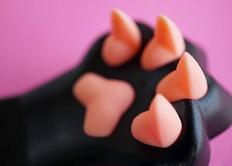 Its claws are made from silicone rubber for a pleasant sensation that scratches just right