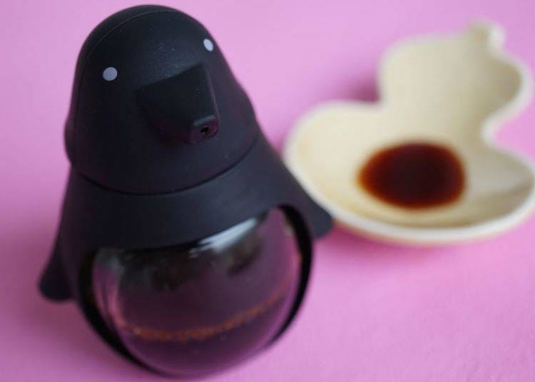 By Hashy. Penguin soy sauce dispenser (black)/ Height 89mm, holds up to 90 ml of soy sauce/ 842 yen