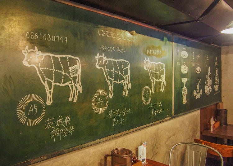 「聽屋POUND-YA」會把所使用的和牛來源清楚標示在黑板上，例如有茨城縣常陸牛、青森縣黑毛和牛、岩手縣黑毛和牛