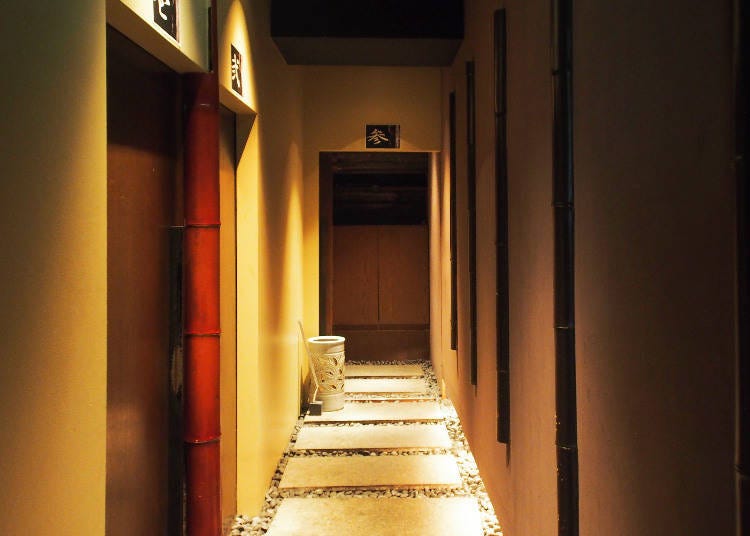 일본의 전통 정원을 연상케하는 석조바닥을 건너면 VIP룸이 있다.