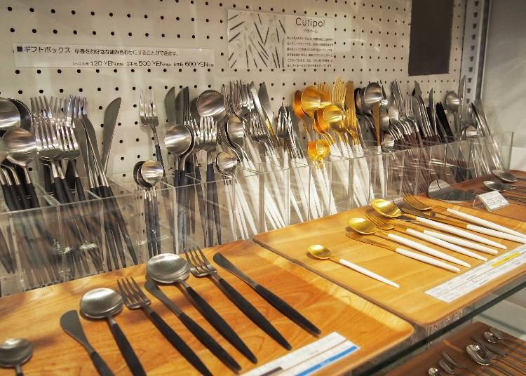 Cutlery made by the Portuguese tableware brand Cutipol. Prices range between 900 yen (black and silver coffee spoons) and 3,500 yen (white and gold dessert knives) depending on color and design