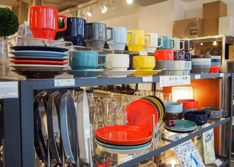 The colorful Hasami Japanese brand tableware is popular. Prices vary depending on design between 1,400 yen (small plates) to 2,700 yen (large plates)