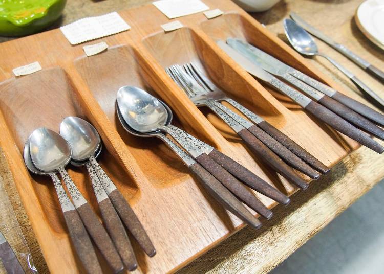 Vintage cutlery from the mid-twentieth century. Prices for the reproduction design cutlery range from 800 yen (spoons) to 1,200 yen (spoons and forks) depending on the item.