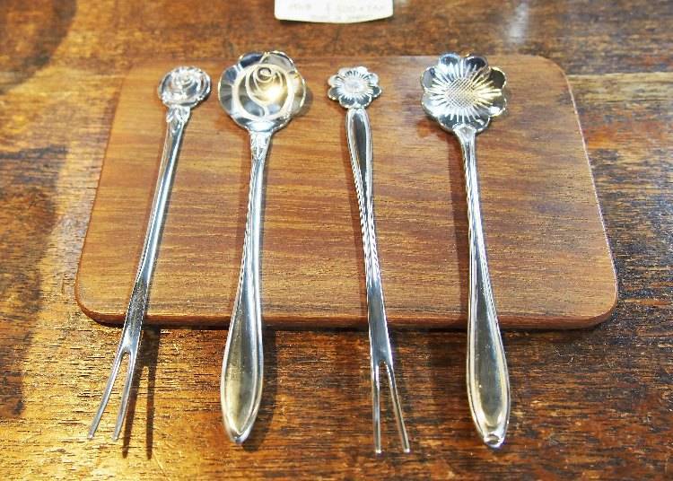 Spoons and cake forks with a flower motif 300 yen