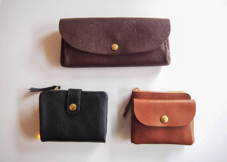 Original CINQ wallets made from Italian leather. Long wallet 19,980 yen; folding wallet 17,280 yen; small purse 14,040 yen.