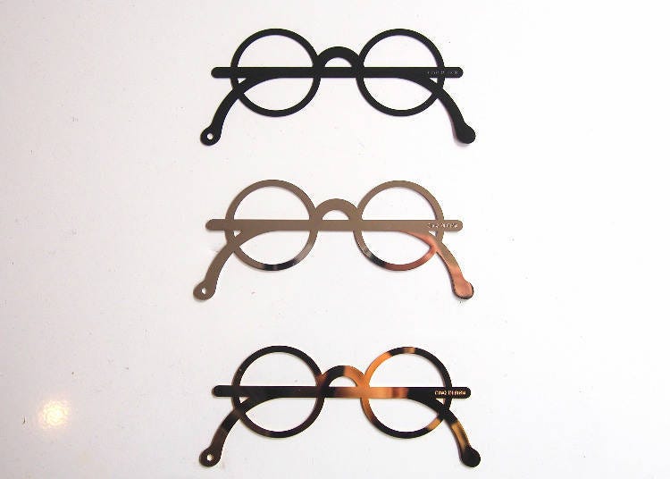 CINQ original bookmarks in the shape of eyeglasses. 702 yen for the black and 756 yen for the gold and silver