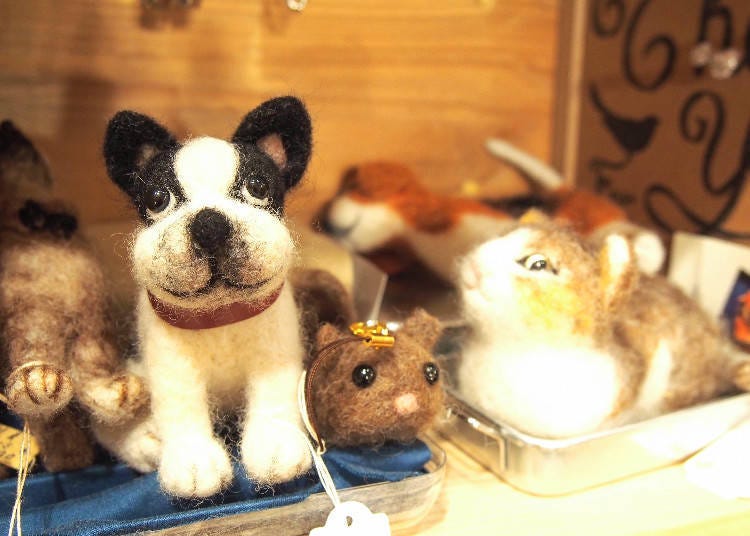 Wool felt animal dolls 3,500 yen for the one on the left, 850 yen for the one in the middle, 3,000 yen for the one on the right